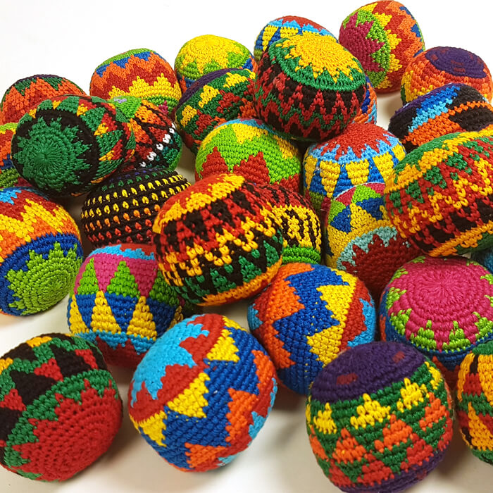 Diabolo Freizeitsport - Häkelbälle zum Jonglieren in bunten Farben Diabolo Freizeitsport - Häkelbälle zum Jonglieren in bunten Farben