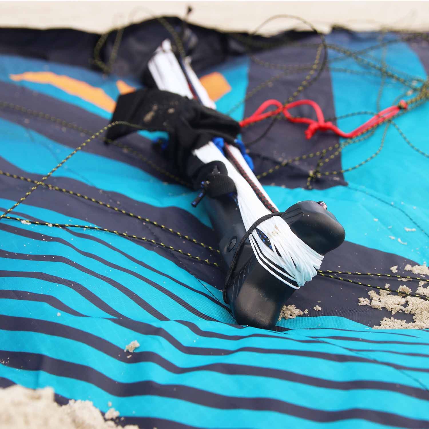 Tubekite Lenkstange auf Lenkmatte am Strand