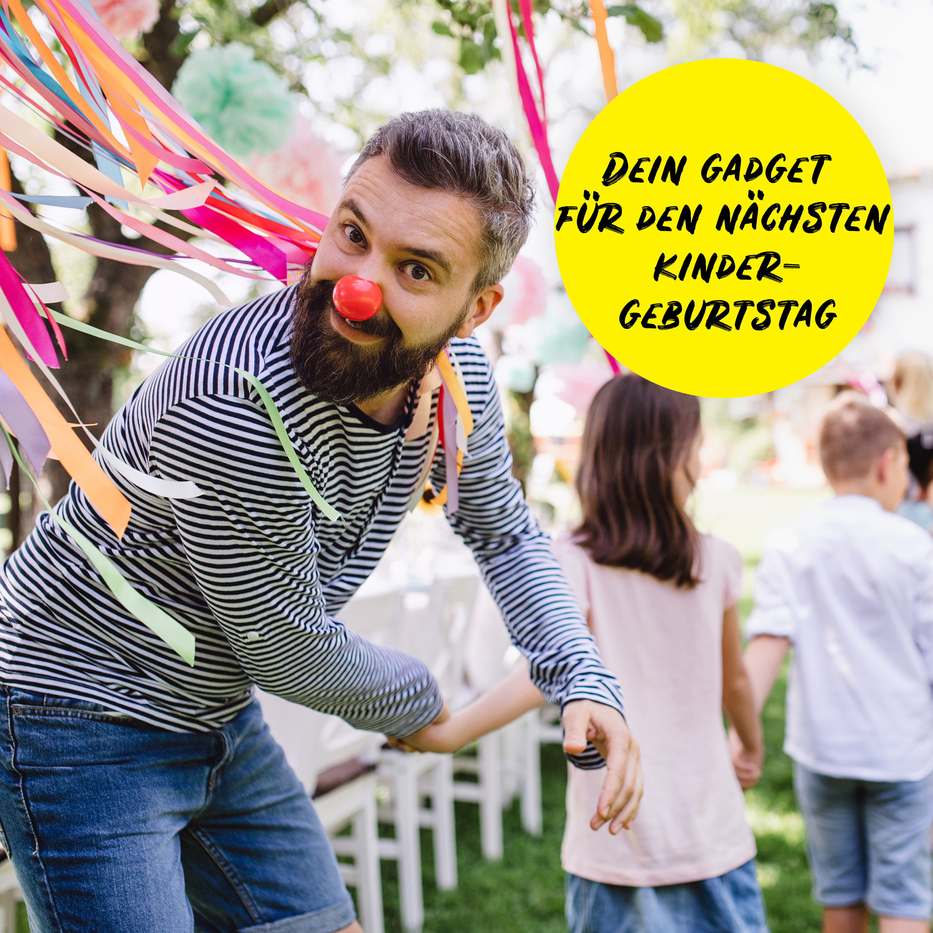 Mann trägt rote Clownsnase als Verkleidung im Garten auf Geburtstag Kinderbespaßung Ideen und Zubehör hier kaufen!