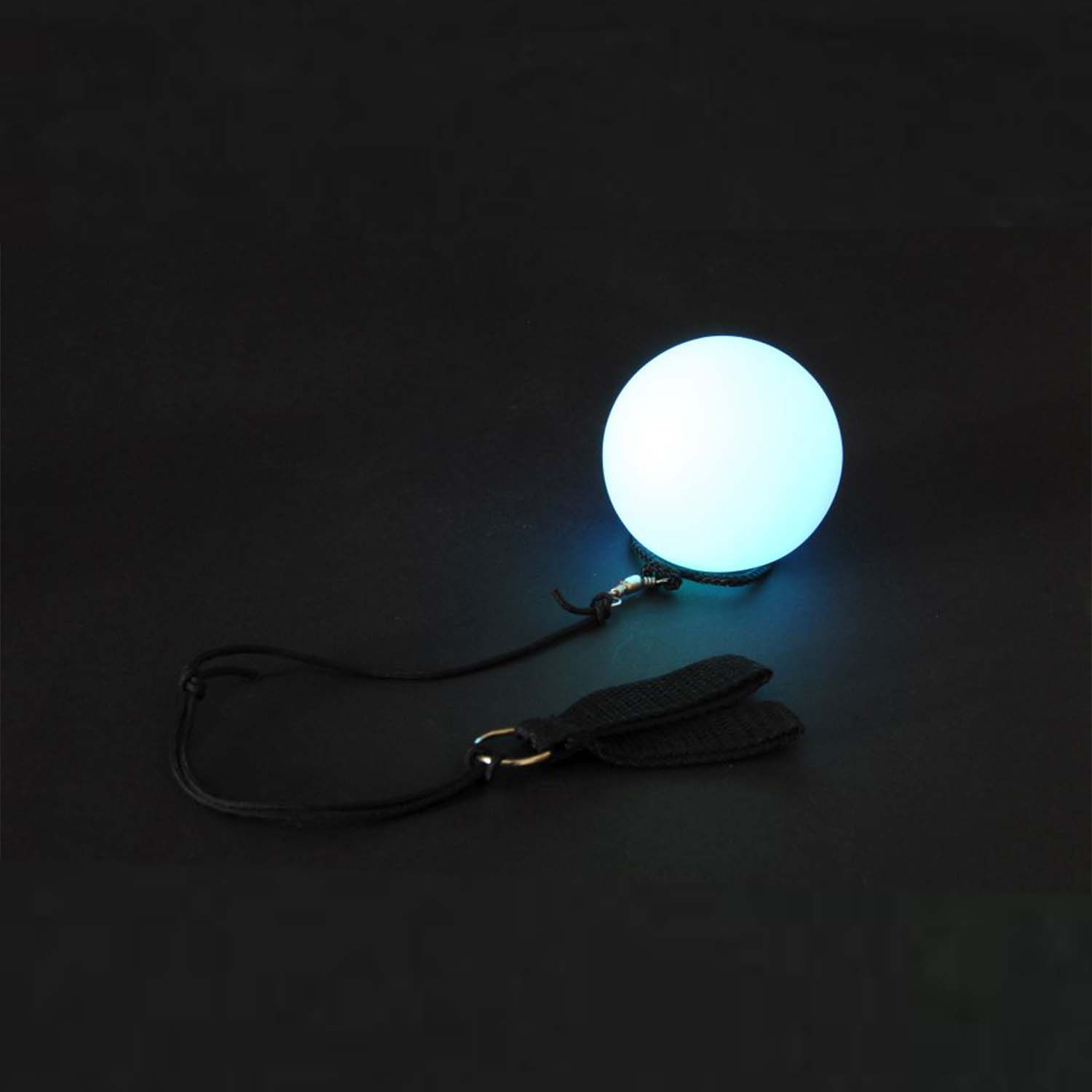 Zwei grün leuchtende LED-Pois im Dunkeln Grün leuchtende light-up LED-Pois kaufen!