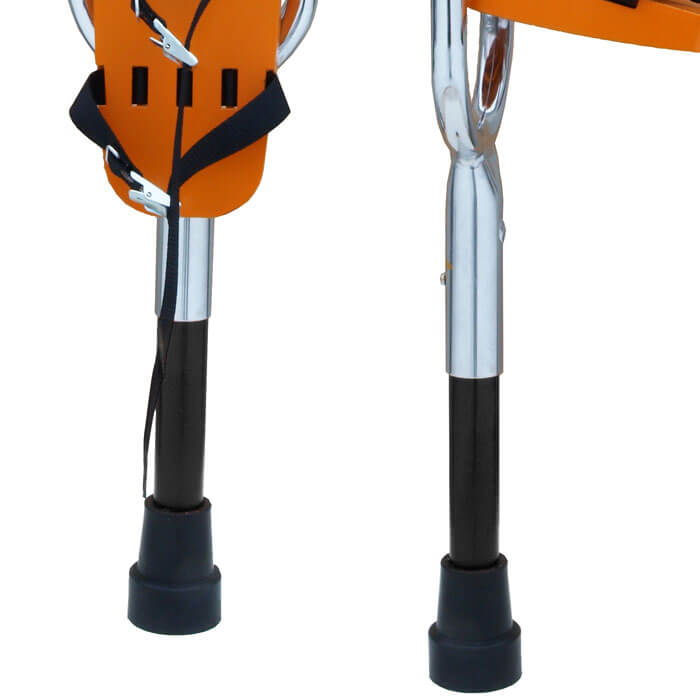 Actoy - Orange Stelzen mit Stelzenfüße im Detail vor weißem Hintergrund