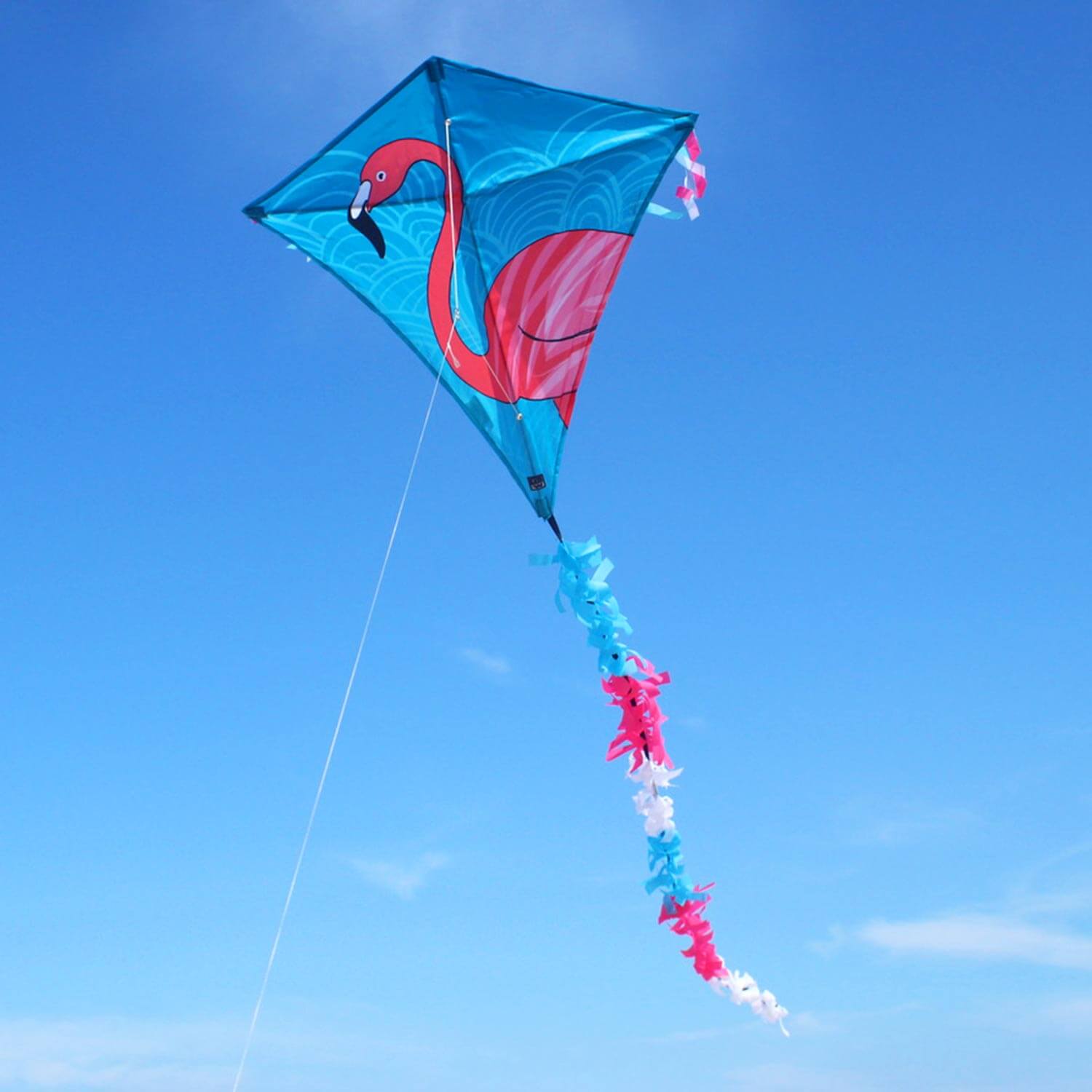 Wolkenstürmer - Kinderdrachen Eddy mit Flamingo auf Blauen Himmel Wolkenstürmer - Kinderdrachen Eddy mit Flamingo auf Blauen Himmel